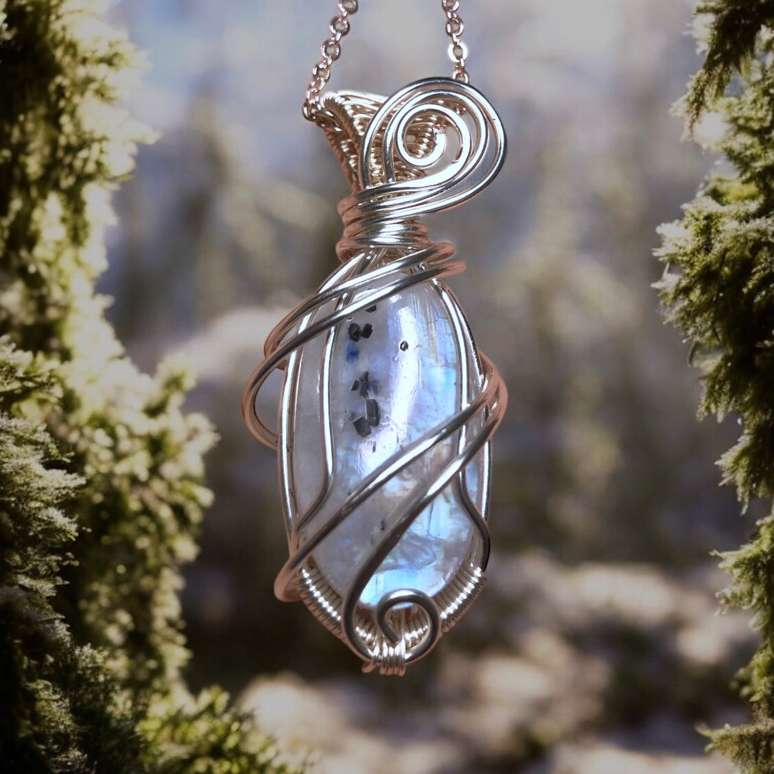 Pendentif "SWIRLING WIND"  labradorite blanche et cuivre argenté